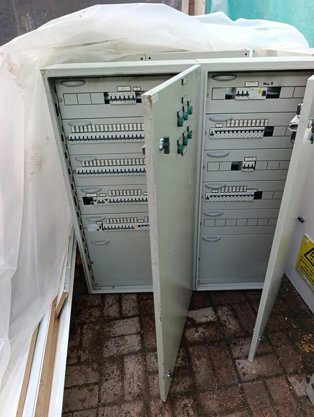 Kapakları açık iki elektrik dağıtım panosu