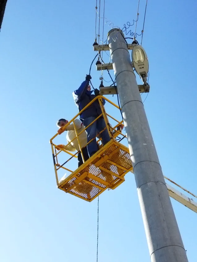 Yükseltici platformdaki ekip ve elektrik direği